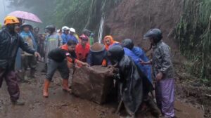 Longsor Wonosobo Seret 2 Mobil dan Tutup Akses Jalan