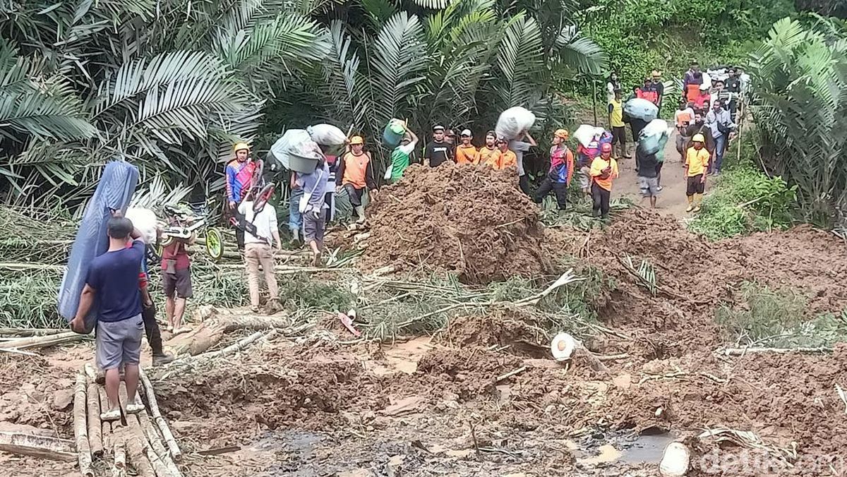 Warga Dusun Timbang Desa Nagasari Kecamatan Pagentan Banjarnegara Mengungsi Usai Bukit Maung Setinggi 500 Meter Longsor Selasa 2 169