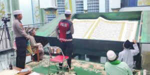 Polisi Polresta Banyuwangi Sempatkan Baca Alquran Raksasa di Masjid Agung Baiturrahman