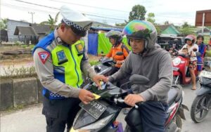 Satlantas Polres Lamandau Bagikan Stiker Saat Gelar Operasi Keselamatan