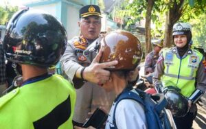 Promotor Keselematan Berlalu Lintas, Polresta Banyuwangi Berbagi Ratusan Helm Kepada Siswa SD