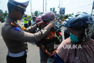 Polisi berikan hadiah pada warga Temanggung yang tertib lalu lintas