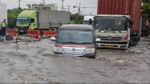 Jalan Pantura Demak Macet Sepanjang 16 Kilometer Imbas Banjir di Semarang