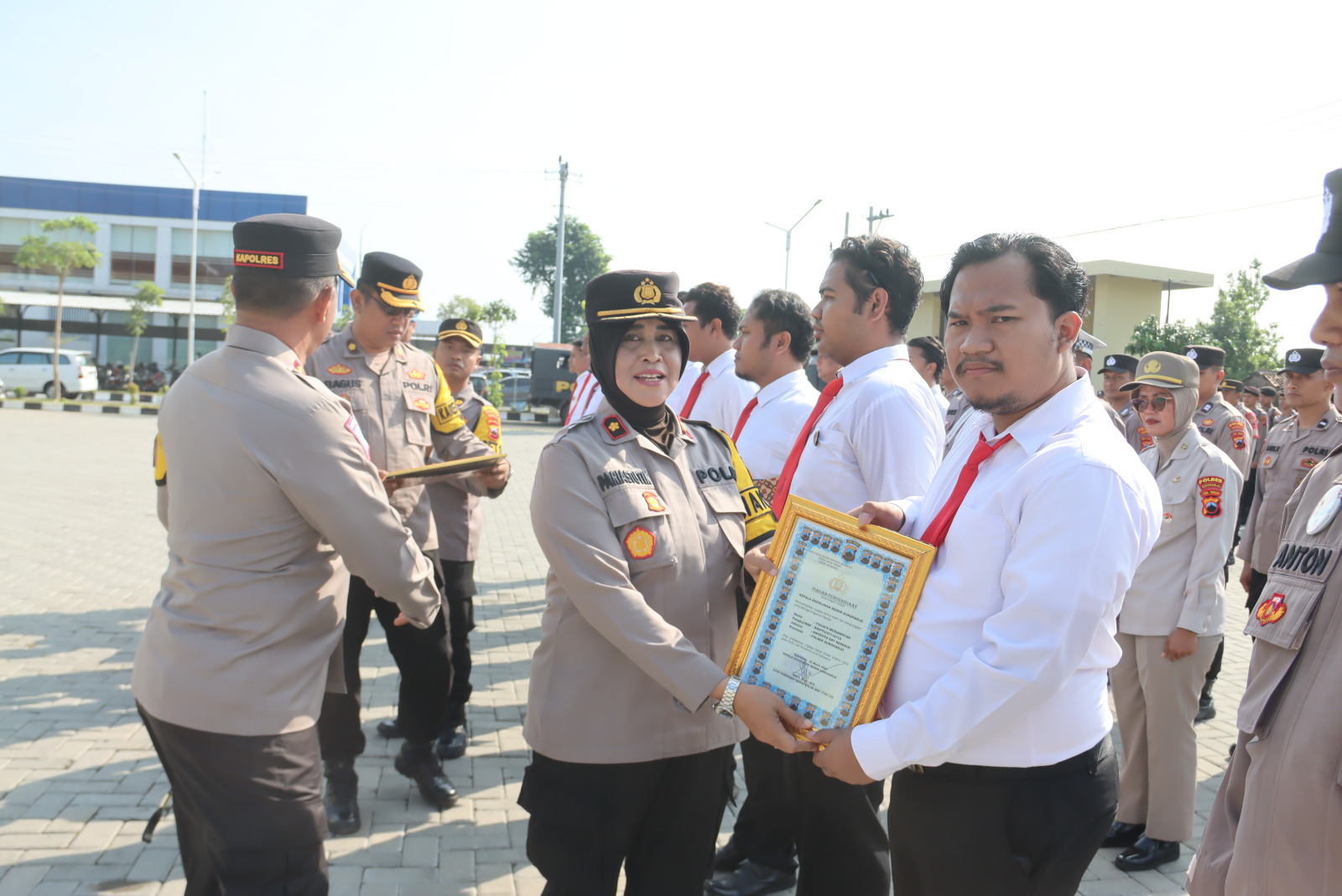 34 personil polres sukoharjo berprestasi dan berdedikasi tinggi dapat penghargaan