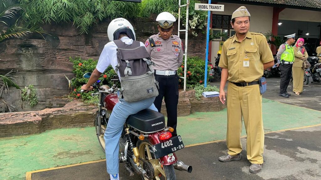 Kunjungi Sekolah, Satlantas Polres Rembang Sosiasliasi Ops Keselamatan Candi 2024