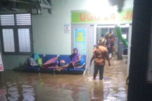 Pasien Rawat Inap di Puskesmas Sragen Dievakuasi usai Diterjang Banjir