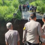 70944 Petugas Gabungan Mengevakuasi Korban Dalam Kejadian Jembatan Roboh Di Kota Salatiga Rabu Antara