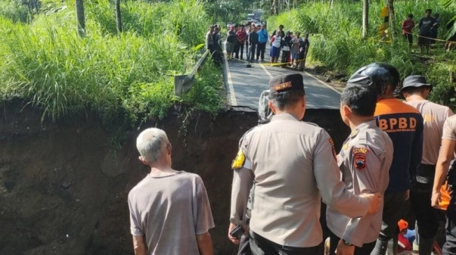 70944 Petugas Gabungan Mengevakuasi Korban Dalam Kejadian Jembatan Roboh Di Kota Salatiga Rabu Antara