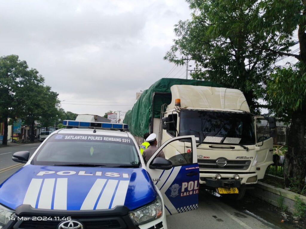 Operasi  Keselamatan, Sat Lantas Polres Rembang Disiplinkan Sopir Truk Parkir Sembarangan