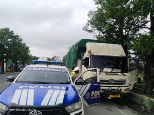 Personil Satlantas Polres Rembang Disiplinkan Sopir Truk Parkir Sembarangan saat Ops Keselamatan