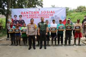 Kapolda  Jawa Tengah Salurkan Bantuan Kepada Warga di TPSA Banyuurip Magelang