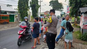 Bhabinkamtibmas Kauman dan Warga Pesona Griya Berbagi Kebaikan di Jalan Pemuda