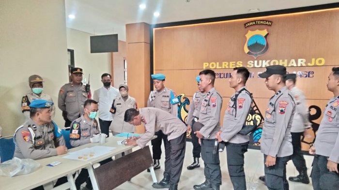 Anggota Polres Sukoharjo Saat Melakukan Pemeriksaan Tes Urine