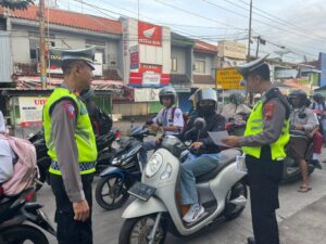 Sebarkan Pamflet, Polres Batang Sosialisasi Operasi Keselamatan Lalu Lintas Candi 2024