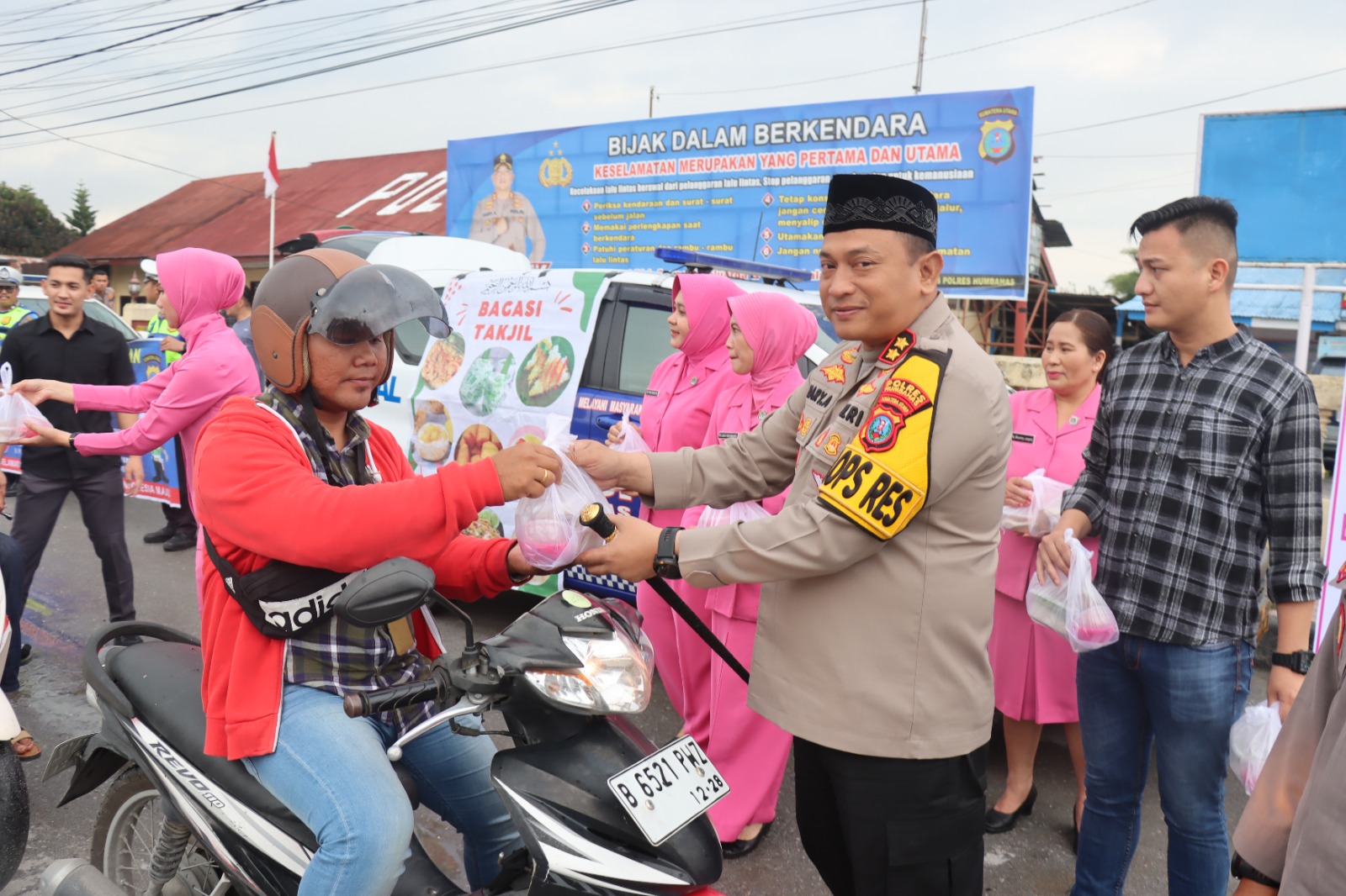 Bagi Takjil, Bhayangkari Humbahas Wujud Kebersamaan Di Bulan Ramadhan