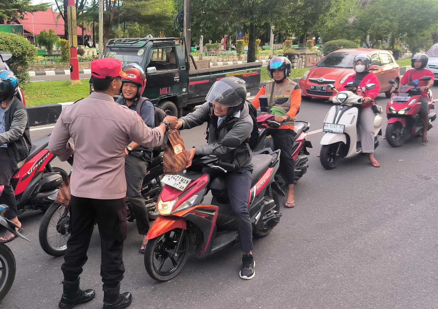 Bagi Takjil Untuk Masyarakat, Personel Spn Polda Kalteng Wujudkan Rasa