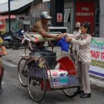 Bagikan Takjil Gratis Ke Masyarakat, Rumkit Bhayangkara Berbagi Berkah Ramadhan