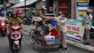 Bagikan Takjil Gratis ke Masyarakat, Rumkit Bhayangkara Berbagi Berkah Ramadhan