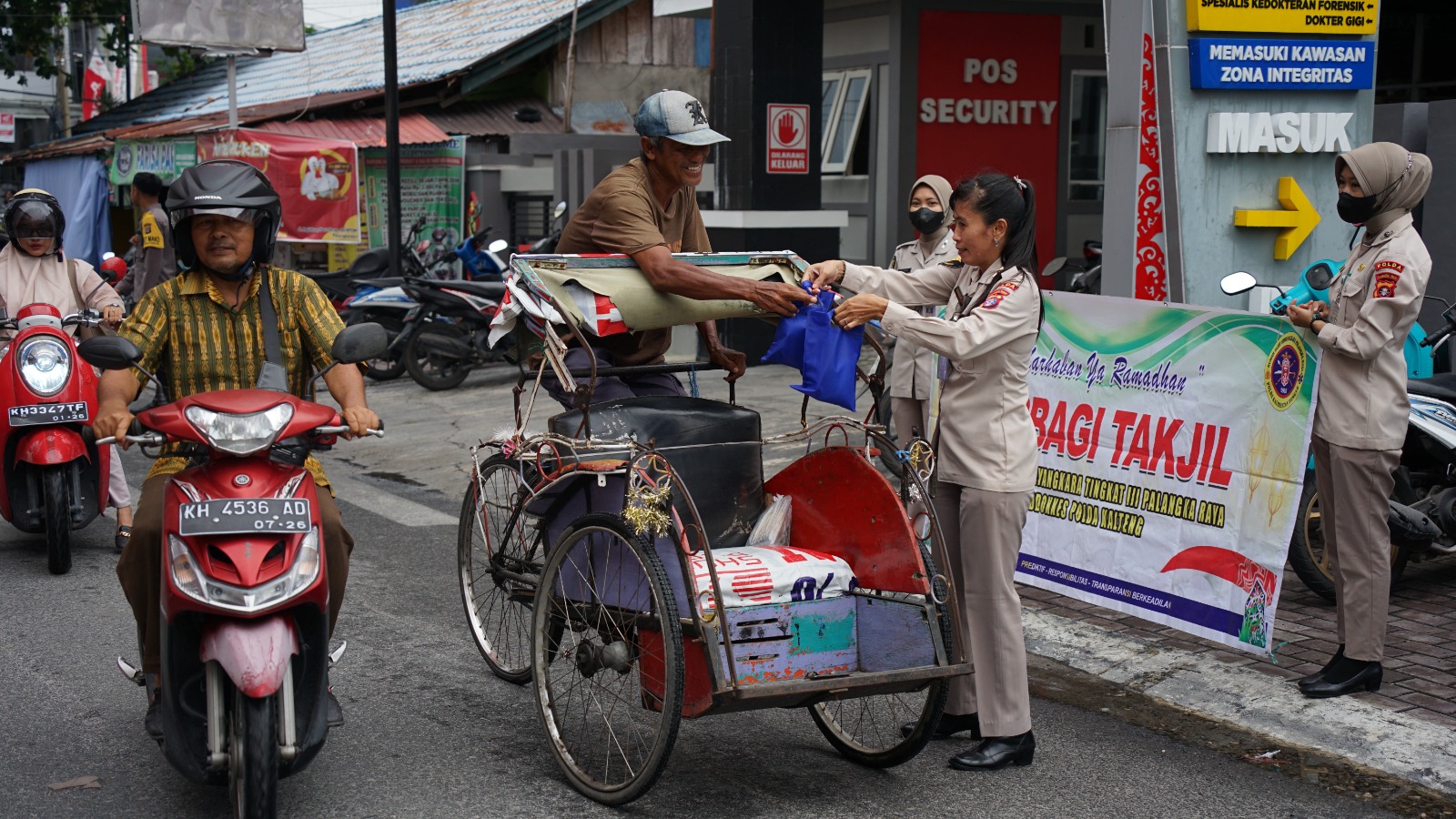 Bagikan Takjil Gratis Ke Masyarakat, Rumkit Bhayangkara Berbagi Berkah Ramadhan