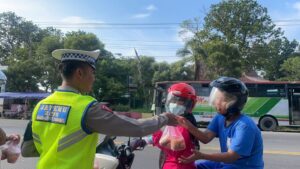 Satlantas Polres Rembang Bagikan Takjil Jelang Berbuka Puasa