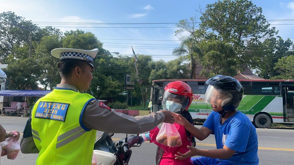 Bagikan Takjil Jelang Berbuka, Satlantas Polres Rembang Tebarkan Kebaikan Saat