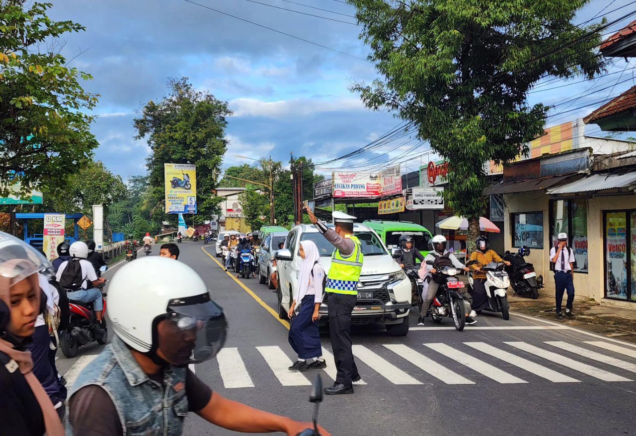 Beri Pelayanan Pagi Hari, Polres Banjarnegara Lakukan Pengaturan Lalu Lintas