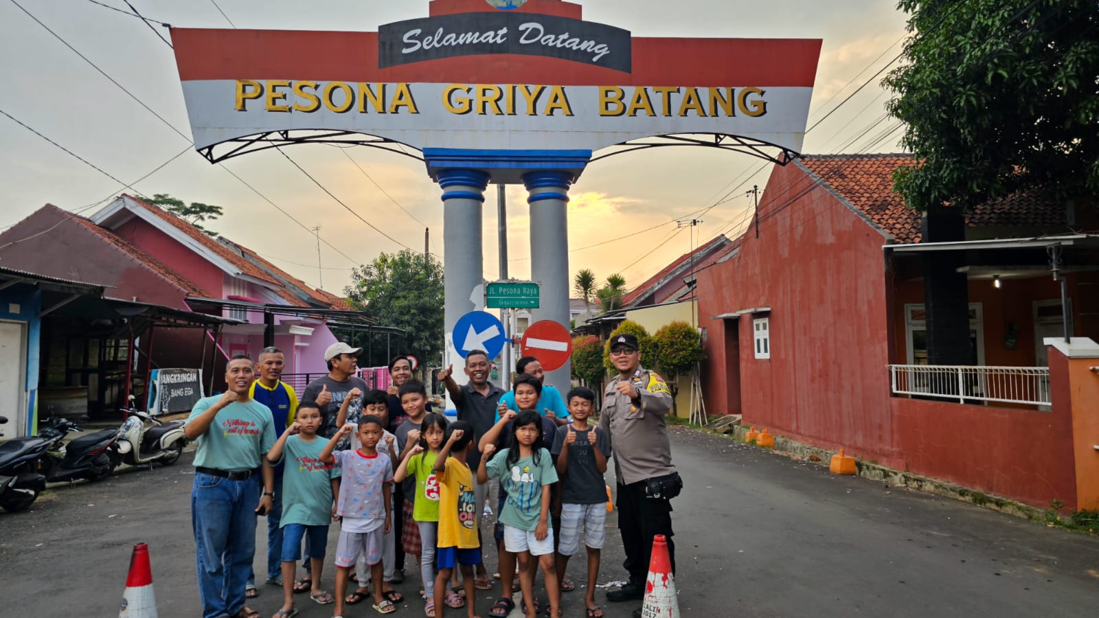 Bhabinkamtibmas Polsek Batang Kota Dan Warga Pesona Griya Berbagi Berkah