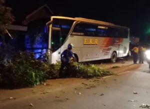 Kronologi Bus Eka Tabrak Tiang Lampu Depan Rudin Bupati Sragen