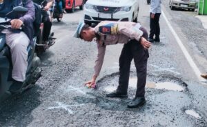 Personil Satlantas Polres Batang Tandai Jalan Berlubang, Minimalisir Kecelakaan