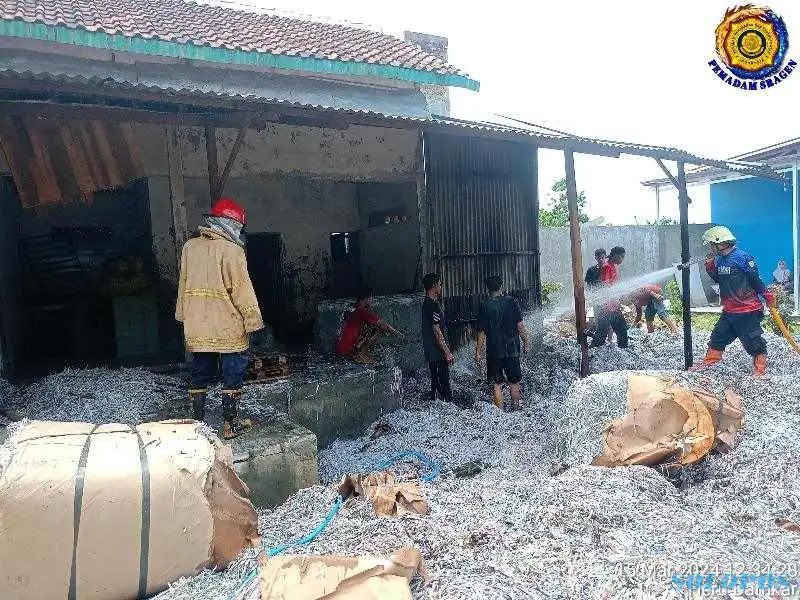 Sebanyak Gudang Kertas Milik Warga Miri Sragen Terbakar Gara-gara Petasan