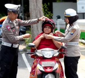 Sedang Bagi Helm Gratis, Satlantas Polresta Banyuwangi Dikira Gelar Razia