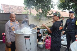 Polresta Pati Dirikan Dapur Umum Bantu Korban Banjir