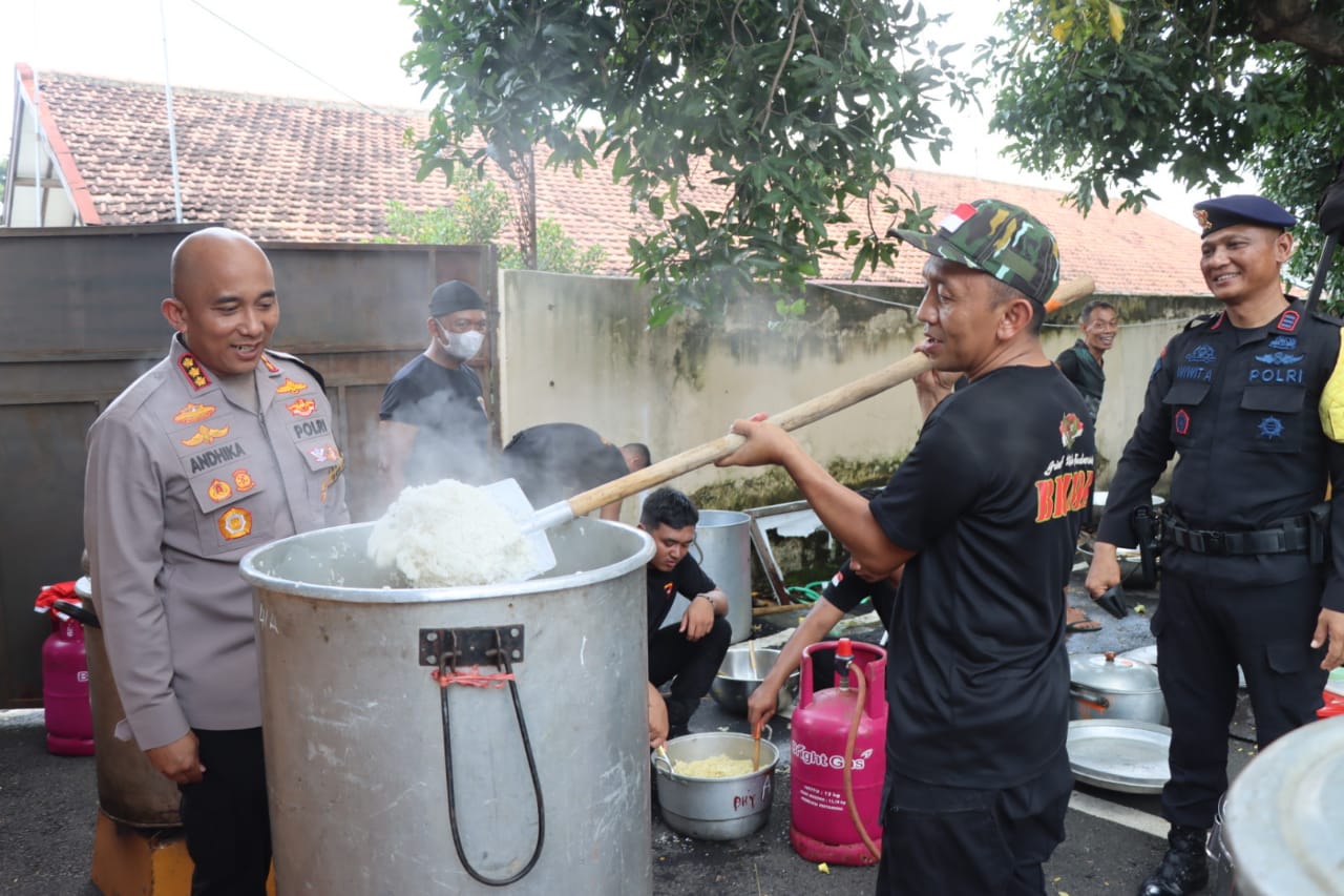 Dirikan Dapur Umum, Polresta Pati Peduli Warga Masyarakat Korban Banjir