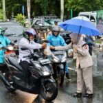 Ditengah Guyuran Hujan, Personel Polda Kalteng Tetap Semangat Bagi Takjil