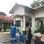 Hindari Dbd, Bhabinkamtibmas Dampingi Petugas Kesehatan Lakukan Fogging Di Sd