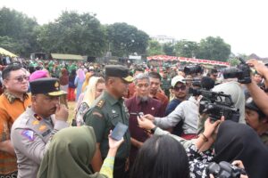 Warga Semarang Serbu Pasar Murah di Lapangan Garnizun