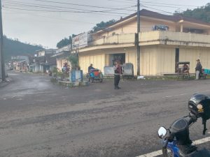 Lakukan Pengaturan Lalu Lintas Pagi Hari, Polres Banjarnegara Beri Kenyamanan pada Warga