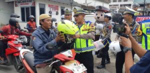 Satlantas Polres Rembang Bagi Helm Gratis saat Ops Keselamatan Candi 2024