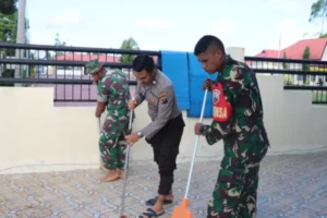 TNI-POLRI Kabupaten Humbahas Gotong Royong Bersihkan Masjid Sambut Bulan Ramadan 1445 H