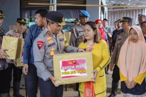 Kunjungi Korban Banjir di Kabupaten Pekalongan, Kapolda Jateng Berikan Bantuan