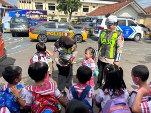 Satlantas Polres Banjarnegara Edukasi Tertib Lalu Lintas Sejak Dini pada Murid TK Debora