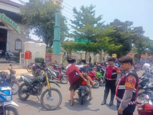 Amankan Sholat Jum’at, Satsamapta Polres Rembang Pam Di Masjid Agung