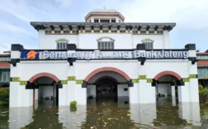 Penumpang KA dialihkan akibat Stasiun Semarang Tawang Tergenang banjir