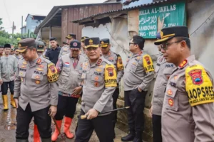 Kapolda Jateng Berikan Bantuan untuk Korban Banjir Bandang di Pekalongan