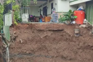 Hujan lebat akibatkan jalan ambles sedalam 12 meter di Semarang