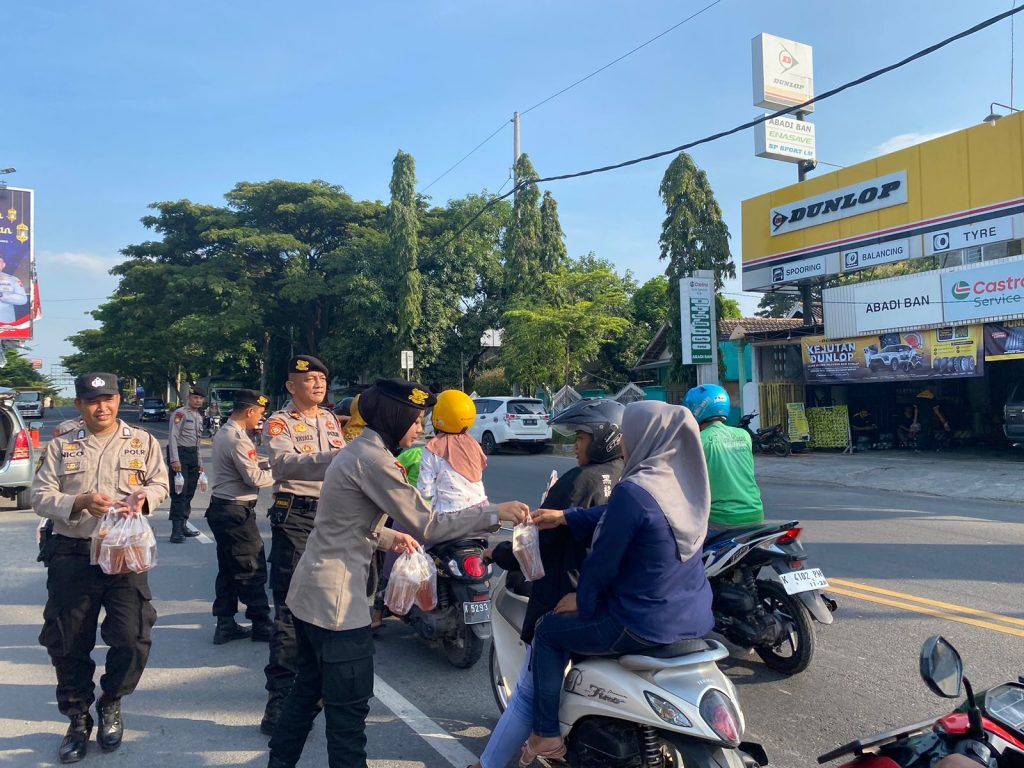 Jelang Buka Puasa, Sat Samapta Polres Rembang Bagi Takjil