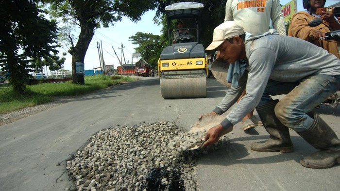 Jelang Mudik, Jalur Alternatif Brebes Tegal Direnovasi