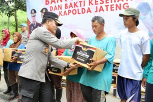 Kapolda Jateng Beri Bansos dan Kunjungi Bakti Kesehatan di Magelang