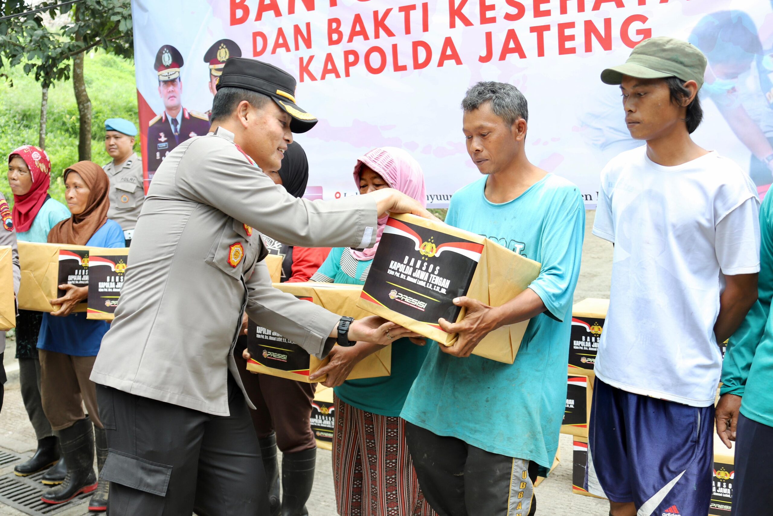 Kapolda Jateng Beri Bansos Dan Kunjungi Bakti Kesehatan Di Magelang