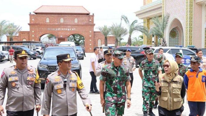 Kapolda Jateng Irjen Ahmad Lutfi Saat Berkunjung Ke Wilayah Banjir Di Kabupaten Demak